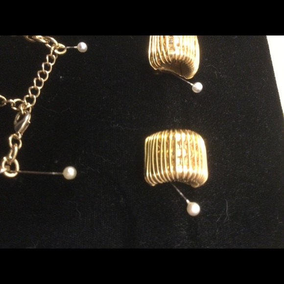 Round ring necklace with woven clip on earrings - Picture 3 of 3